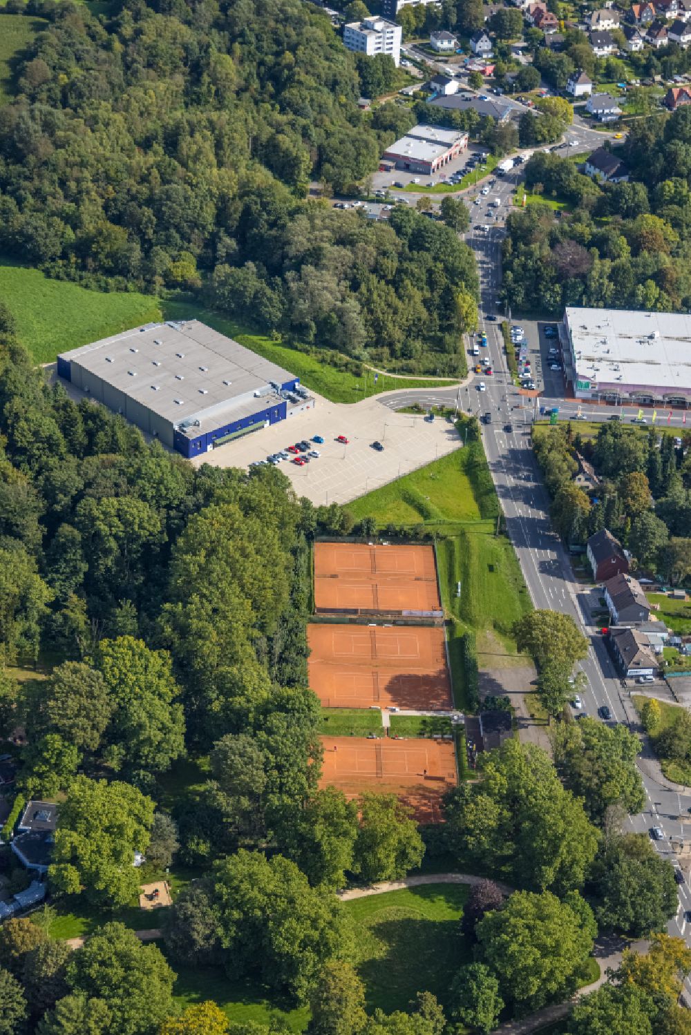 Aerial image Schwelm - Building complex of Parkhotel FRITZ am Brunnen in Schwelm in the state of North Rhine-Westphalia. Tennis courts are located in the background