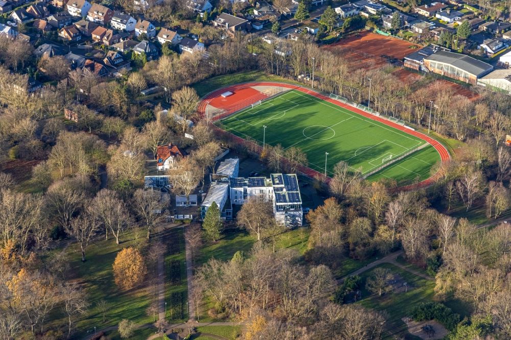 Aerial photograph Herne - Complex of buildings of the hotel complex Parkhotel Herne and sports field at the Stadtgarten in Herne in the federal state of North Rhine-Westphalia, Germany