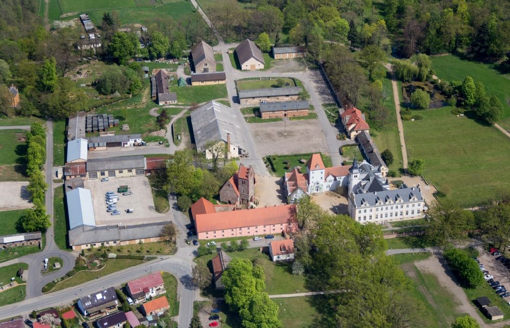 Löwenberger Land from above - Complex of buildings of the hotel arrangement Castle and Property Liebenberg in Liebenberg in the federal state Brandenburg, Germany