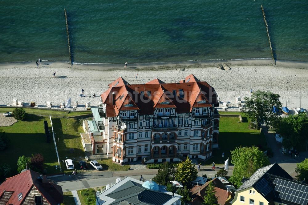 Aerial photograph Kühlungsborn - Complex of buildings of the hotel arrangement Castle by the sea on the beach of the Baltic Sea in cooling spring in the federal state Mecklenburg-West Pomerania, Germany