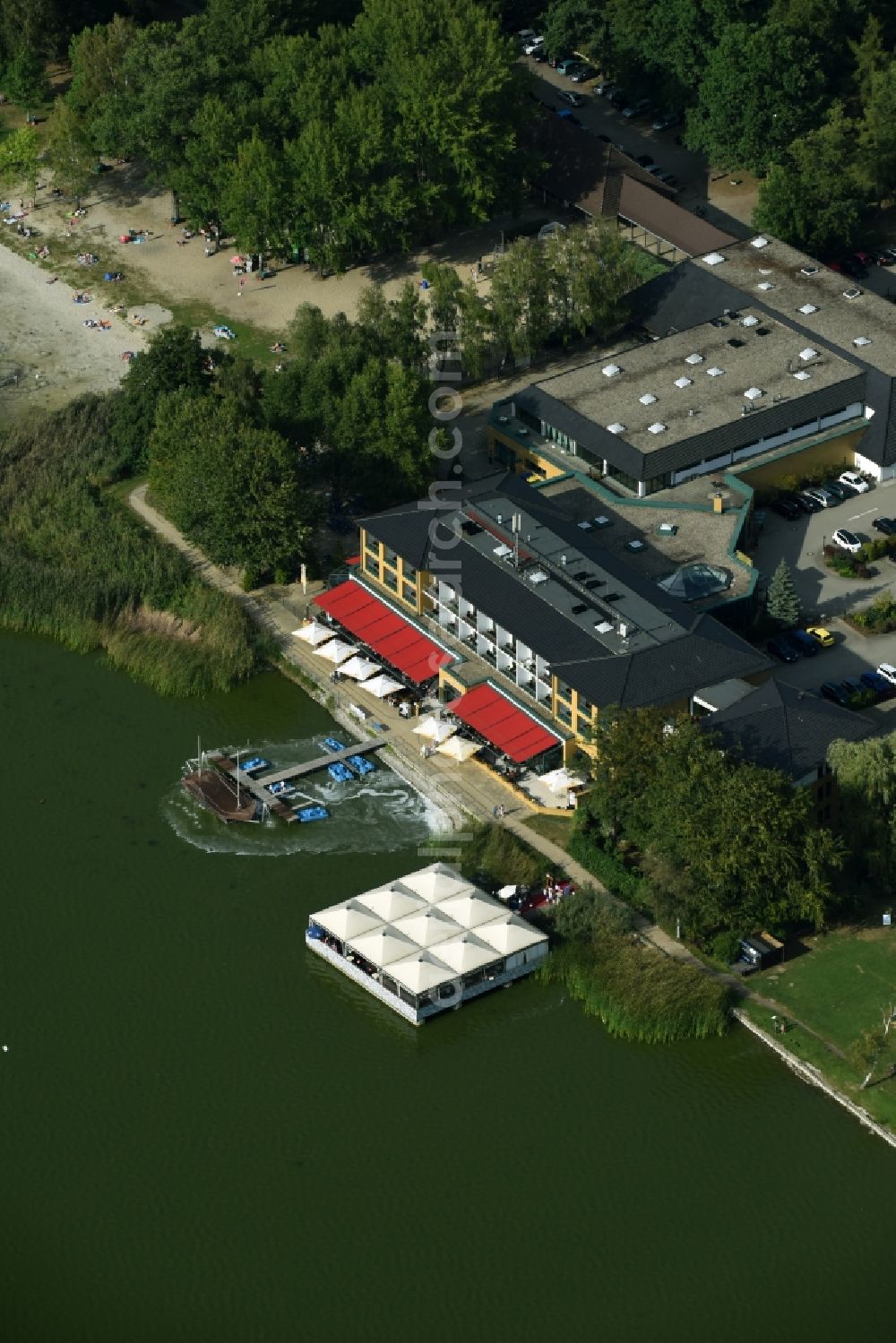 Aerial photograph Rangsdorf - Complex of the hotel building Seehotel Berlin-Rangsdorf on the banks of Rangsdorfer lake in Rangsdorf in the state Brandenburg