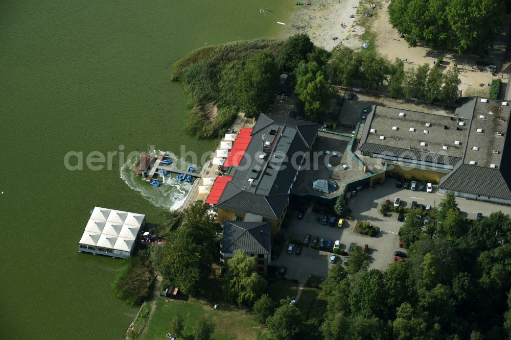 Aerial image Rangsdorf - Complex of the hotel building Seehotel Berlin-Rangsdorf on the banks of Rangsdorfer lake in Rangsdorf in the state Brandenburg