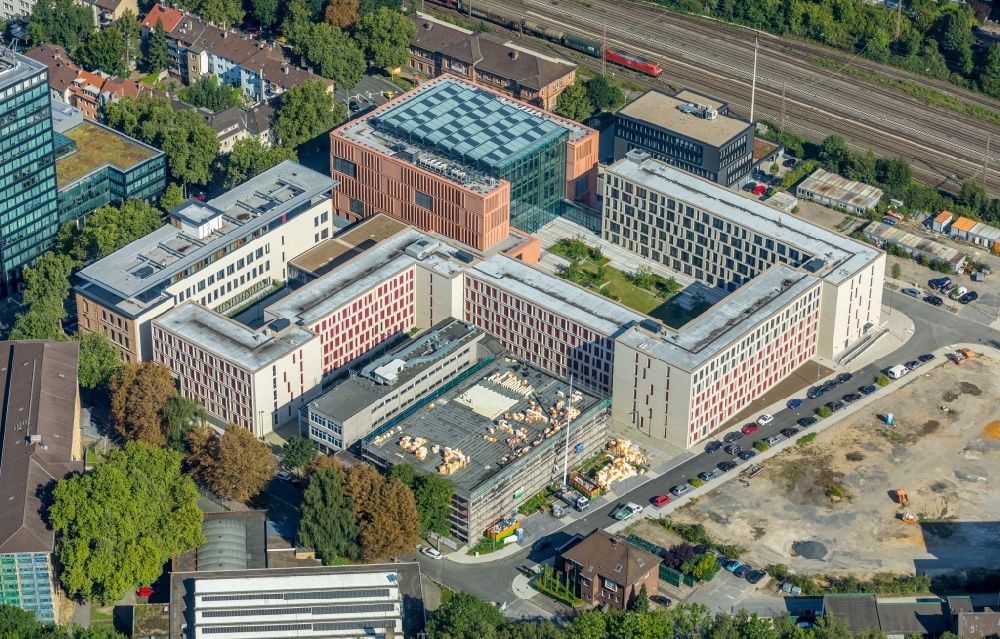 Aerial image Bochum - Complex of buildings of the justice centre - court in the east ring with the district court of Bochum, to the industrial tribunal Bochum, to the district court of Bochum, the public prosecutor's office and social services in Bochum in the federal state North Rhine-Westphalia. Built according to the draught of the Hascher Jehle architects