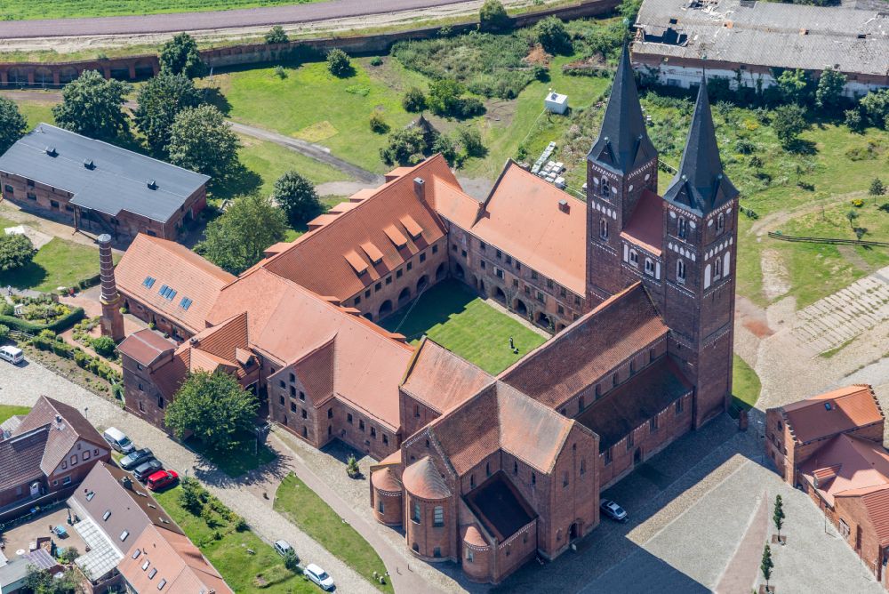 Jerichow from the bird's eye view: Complex of buildings of the monastery in Jerichow in the state Saxony-Anhalt, Germany
