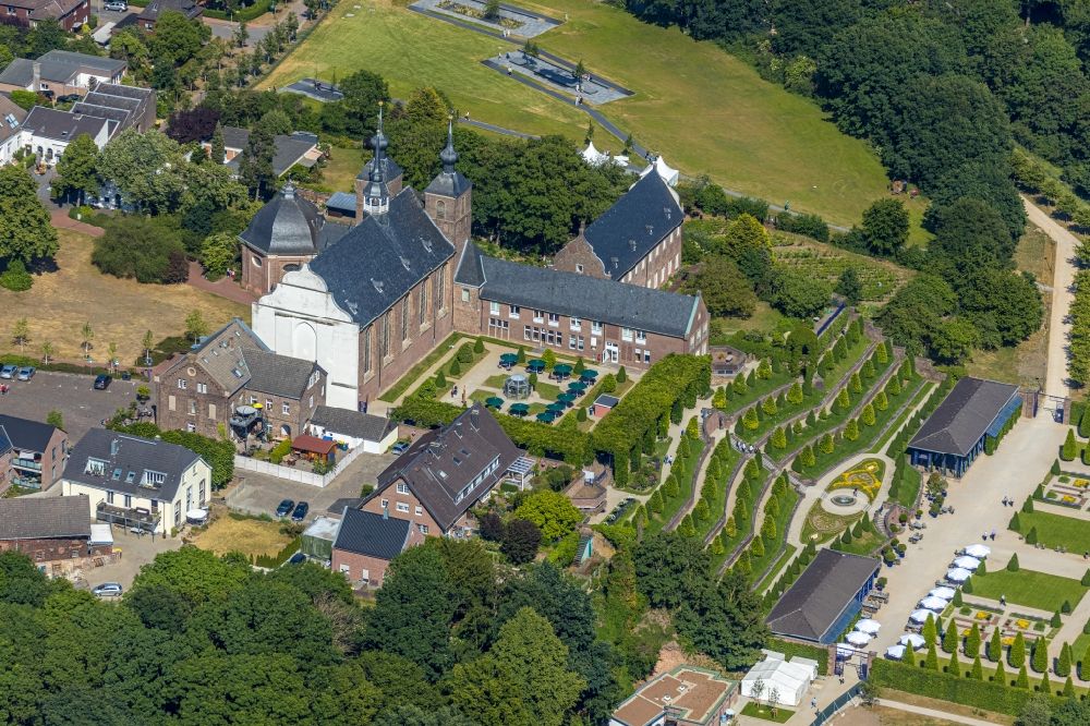 Aerial photograph Kamp-Lintfort - Complex of buildings of the monastery Kloster Konp on Abteiplatz in Kamp-Lintfort in the state North Rhine-Westphalia, Germany