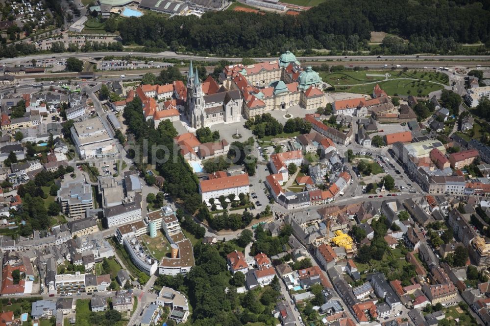 Aerial photograph Klosterneuburg - Complex of buildings of the monastery Stift Klosterneuburg on Stiftsplatz in Klosterneuburg in Lower Austria, Austria