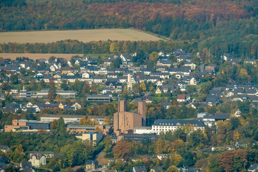 Aerial photograph Meschede - Complex of buildings of the monastery Abtei Koenigsmuenster and of Gymnasium of Benediktiner on Klosterberg in Meschede in the state North Rhine-Westphalia, Germany