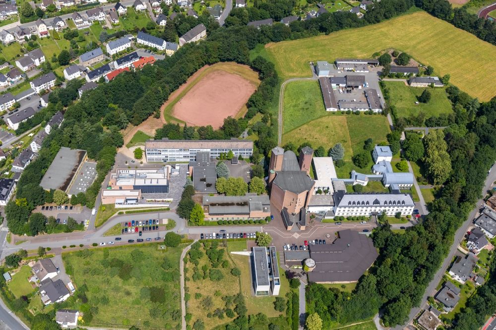 Meschede from the bird's eye view: Complex of buildings of the monastery Abtei Koenigsmuenster and of Gymnasium of Benediktiner on Klosterberg in Meschede in the state North Rhine-Westphalia, Germany