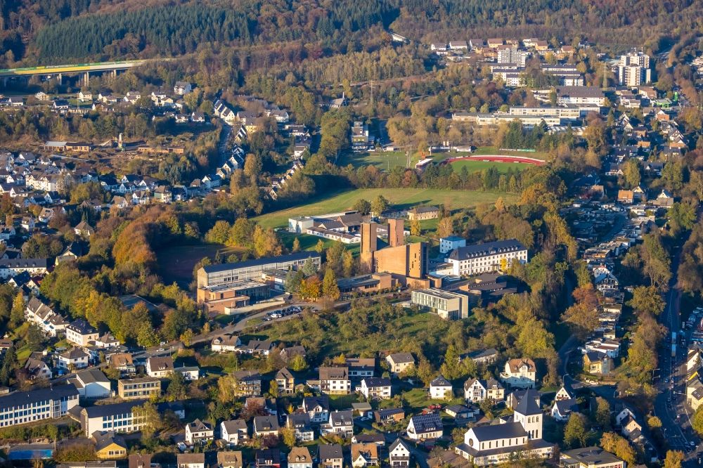 Meschede from the bird's eye view: Complex of buildings of the monastery Abtei Koenigsmuenster and of Gymnasium of Benediktiner on Klosterberg in Meschede in the state North Rhine-Westphalia, Germany