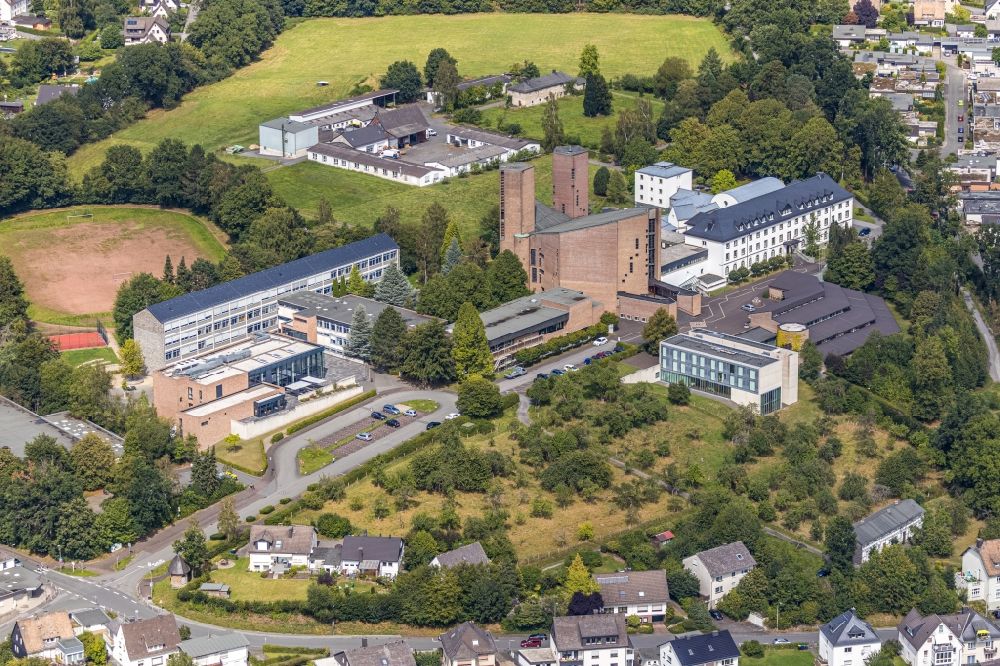 Aerial photograph Meschede - Complex of buildings of the monastery Abtei Koenigsmuenster and of Gymnasium of Benediktiner on Klosterberg in Meschede in the state North Rhine-Westphalia, Germany