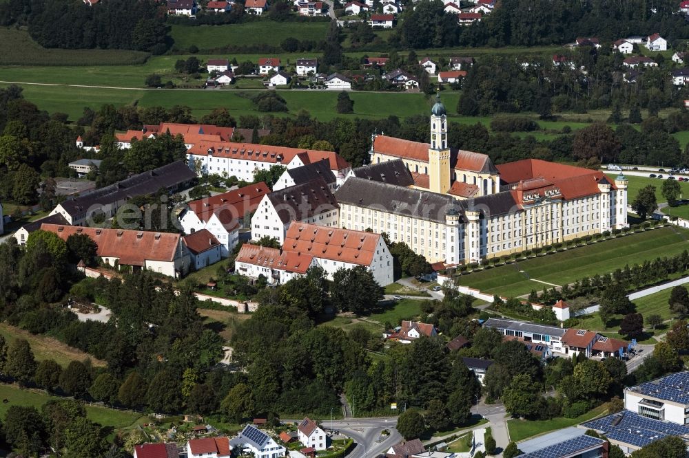 Aerial photograph Ochsenhausen - Complex of buildings of the monastery Ochsenhausen with of Basilika St.Georg in Ochsenhausen in the state Baden-Wuerttemberg, Germany