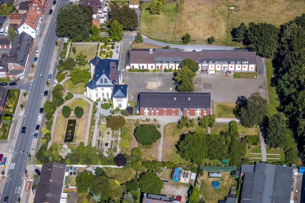 Aerial image Bottrop - Complex of buildings of the monastery Jugend - Kloster Kirchhellen on Hauptstrasse in the district Kirchhellen in Bottrop in the state North Rhine-Westphalia, Germany