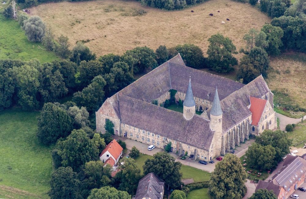 Aerial photograph Rinteln - Complex of buildings of the monastery Kloster Moellenbeck in the district Moellenbeck in Rinteln in the state Lower Saxony, Germany