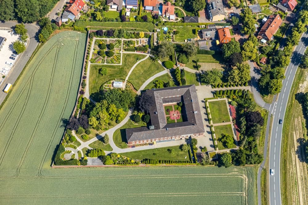 Aerial photograph Senden - Garden and park on Complex of buildings of the monastery Kloster St. Klara, Kapuziner-Klarissen on Klosterstrasse in Senden in the state North Rhine-Westphalia, Germany