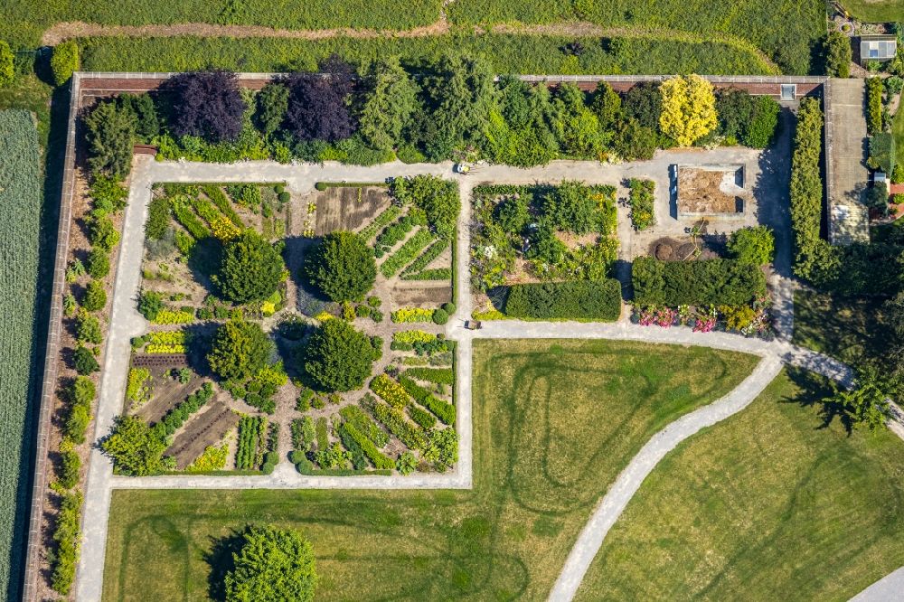 Aerial image Senden - Garden and park on Complex of buildings of the monastery Kloster St. Klara, Kapuziner-Klarissen on Klosterstrasse in Senden in the state North Rhine-Westphalia, Germany