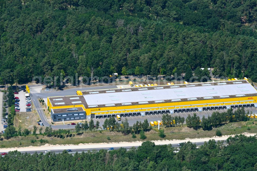 Aerial photograph Kleinmachnow - Distribution center on the site of Deutsche Post AG and DHL Paket GmbH on the Hermann-von-Helmholtz-Strasse in Kleinmachnow in the state Brandenburg
