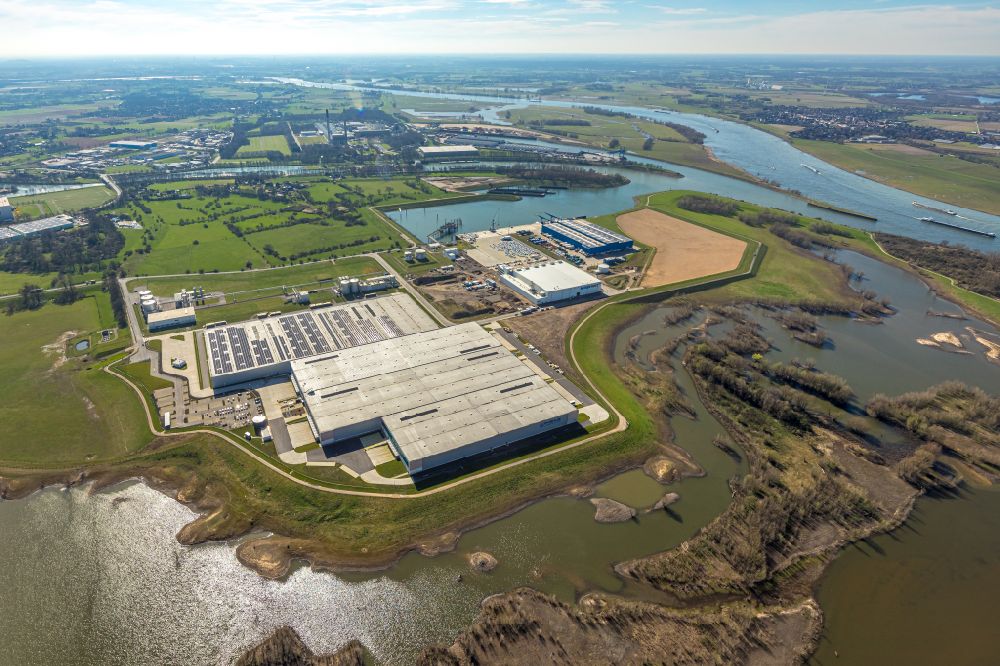 Aerial image Wesel - Building complex and distribution center on the site of Rhenus Warehousing Solutions SE & Co. KG on street Zum Oelhafen in Wesel at Ruhrgebiet in the state North Rhine-Westphalia, Germany