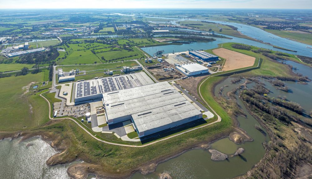 Aerial photograph Wesel - Building complex and distribution center on the site of Rhenus Warehousing Solutions SE & Co. KG on street Zum Oelhafen in Wesel at Ruhrgebiet in the state North Rhine-Westphalia, Germany