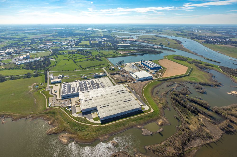 Wesel from above - Building complex and distribution center on the site of Rhenus Warehousing Solutions SE & Co. KG on street Zum Oelhafen in Wesel at Ruhrgebiet in the state North Rhine-Westphalia, Germany