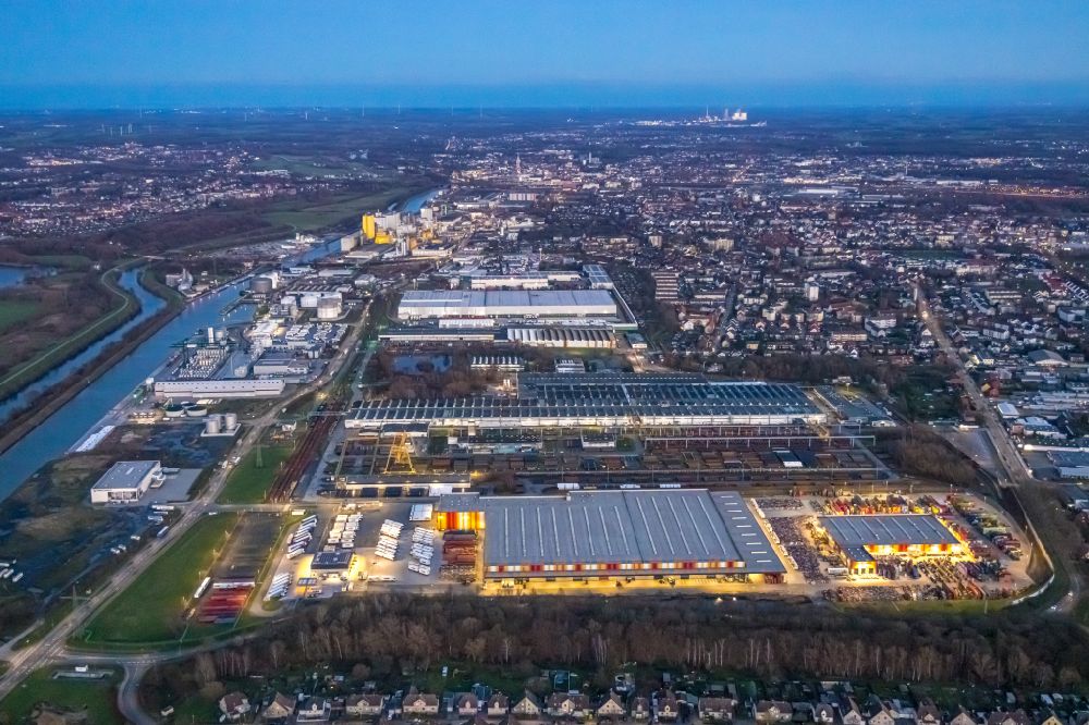 Hamm from the bird's eye view: Industrial area with complex of buildings and logistics centre him t-lied trinklogistik GmbH and technical facilities and production halls of the Salzgitter Mannesmann Precision GmbH steelworks in the district Herringen in Hamm in the federal state North Rhine-Westphalia