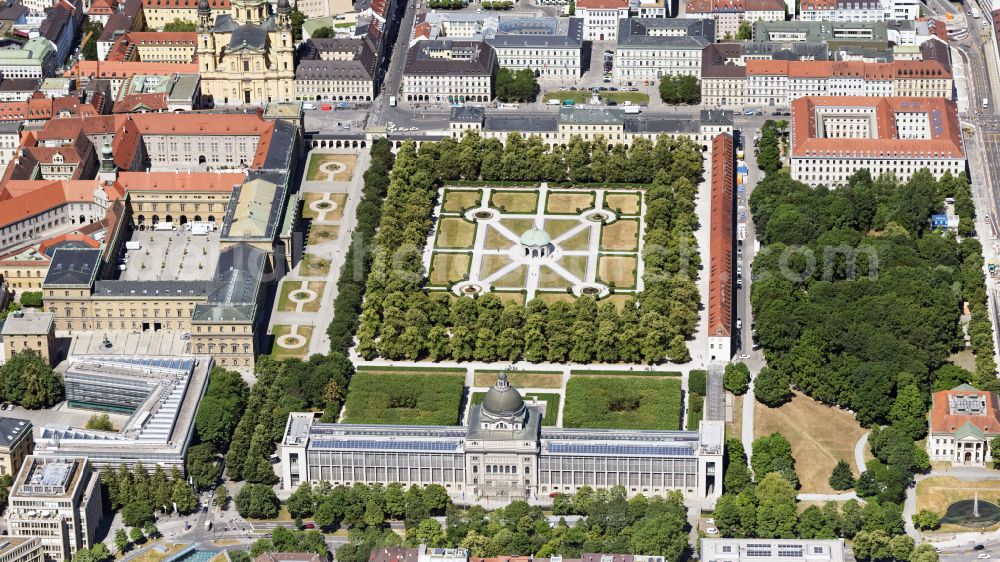 Aerial photograph München - Building complex of the ministry of the Bavarian State Chancellery at the Hofgarten in the district Altstadt-Lehel in Munich in the state Bavaria, Germany