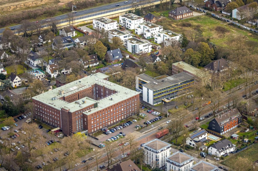 Duisburg from the bird's eye view: Building complex of the police Polizeipraesidium Duisburg in the district Dellviertel in Duisburg in the state North Rhine-Westphalia, Germany