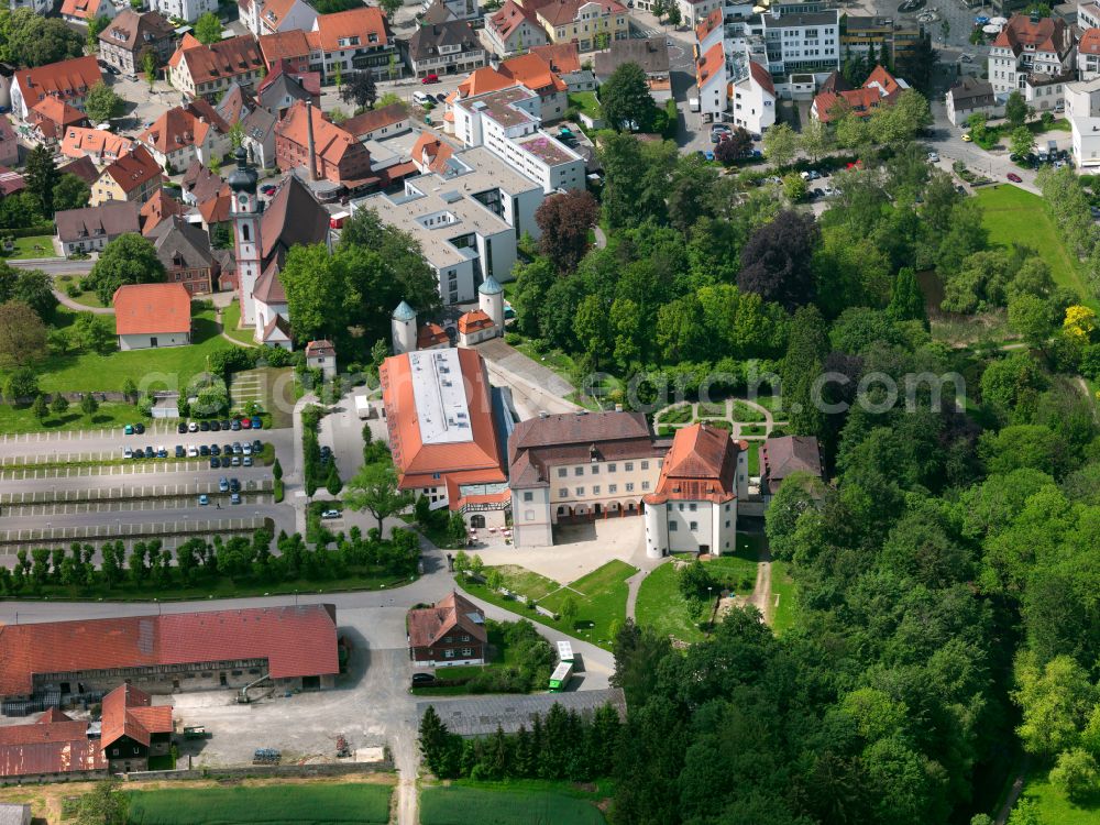 Aerial photograph Laupheim - Building complex of the Grosslaupheim Castle with an ensemble of four historical buildings. Lehensburg, Neues Schloss and Bailiwick contrast with the former farm building, which currently houses the Kulturhaus, archive and cultural office in Laupheim in the state Baden-Wuerttemberg, Germany