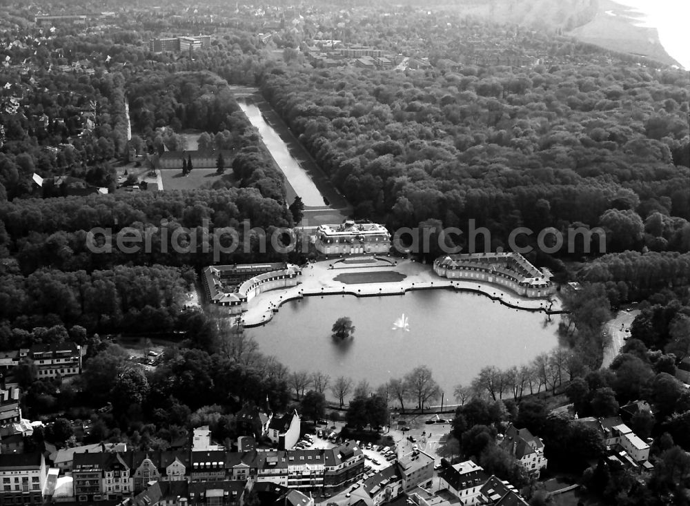 Aerial photograph Düsseldorf - Building complex in the park of the castle Benrath in Duesseldorf in the state North Rhine-Westphalia, Germany