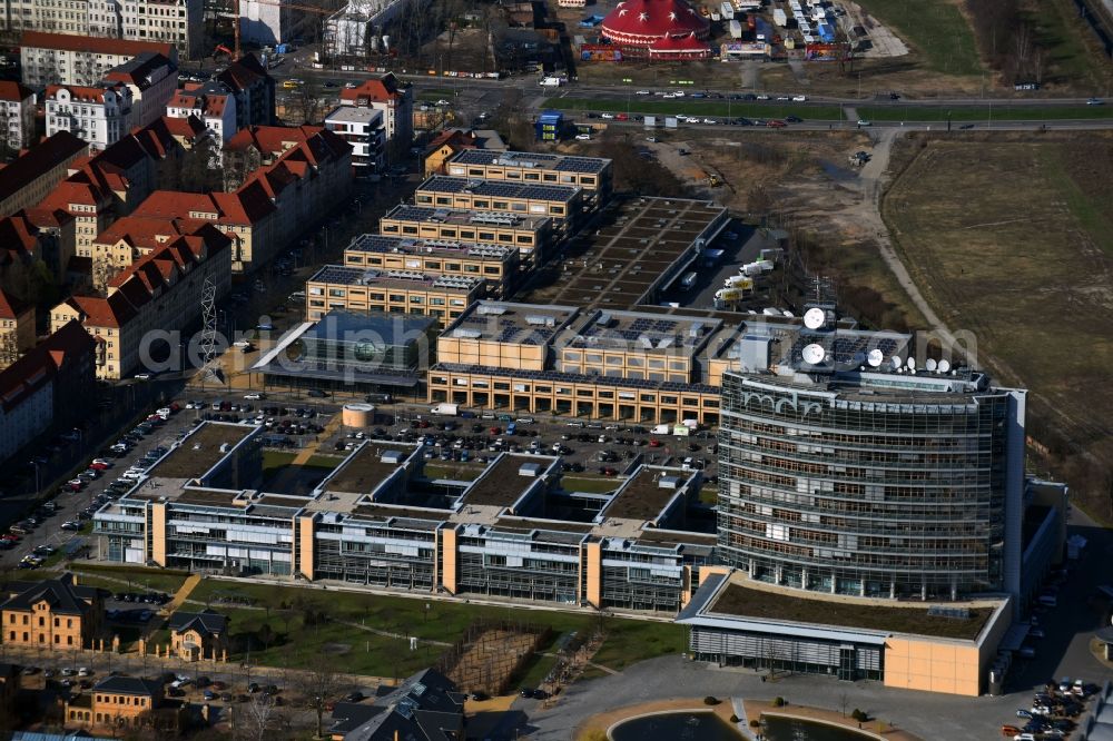 Leipzig from the bird's eye view: Complex of buildings with satellite dishes on the transmitter broadcasting center Mitteldeutscher Rundfunk on Kantstrasse in the district Sued in Leipzig in the state Saxony