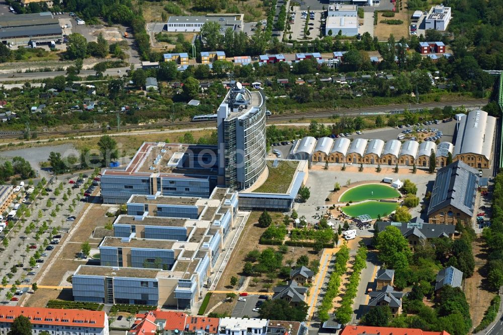 Leipzig from above - Complex of buildings with satellite dishes on the transmitter broadcasting center Mitteldeutscher Rundfunk on Kantstrasse in the district Suedvorstadt in Leipzig in the state Saxony