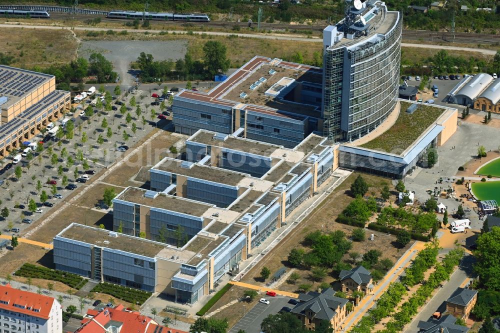 Aerial photograph Leipzig - Complex of buildings with satellite dishes on the transmitter broadcasting center Mitteldeutscher Rundfunk on Kantstrasse in the district Suedvorstadt in Leipzig in the state Saxony