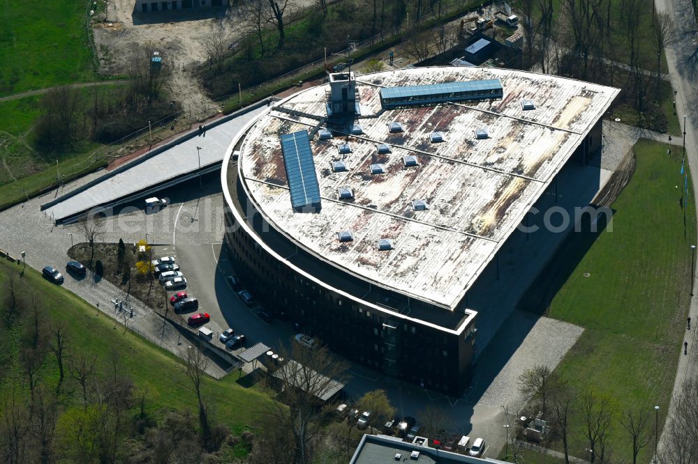 Aerial image Magdeburg - Complex of buildings with satellite dishes on the transmitter broadcasting center Mitteldeutscher Rundfunk (MDR) Landesfunkhaus Sachsen-Anhalt on Stadtparkstrasse in the district Werder in Magdeburg in the state Saxony-Anhalt, Germany
