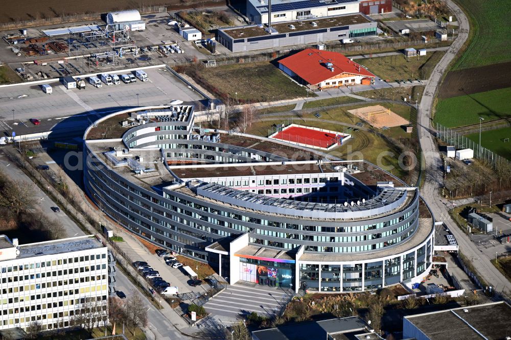 Aerial photograph Unterföhring - Complex of buildings with satellite dishes on the transmitter broadcasting center Sky Media GmbH on Medienallee in Unterfoehring in the state Bavaria, Germany