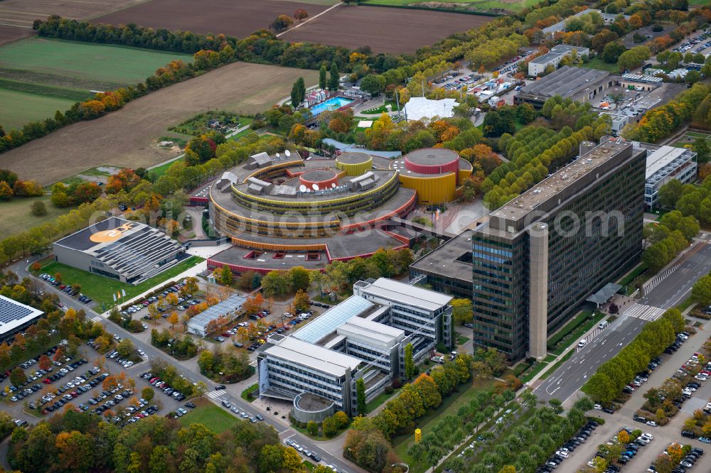 Mainz from above - Complex of buildings with satellite dishes on the transmitter broadcasting center ZDF - Zweites Deutsches Fernsehen on street ZDF-Strasse in the district Lerchenberg in Mainz in the state Rhineland-Palatinate, Germany