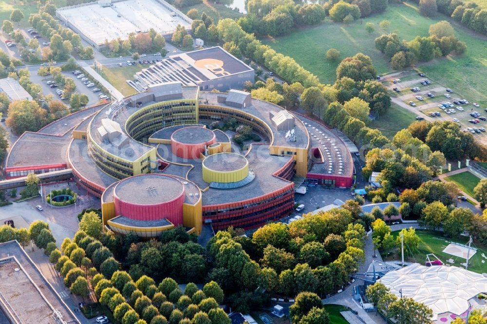 Mainz from above - Complex of buildings with satellite dishes on the transmitter broadcasting center Zweites Deutsches Fernsehen in the district Lerchenberg in Mainz in the state Rhineland-Palatinate, Germany