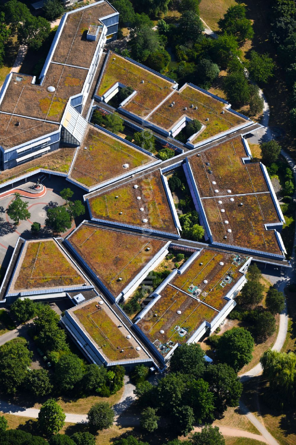 Karlsruhe from the bird's eye view: Building complex of the education and training center Elisabeth-Selbert-Schule on street Steinhaeuserstrasse in the district Suedweststadt in Karlsruhe in the state Baden-Wuerttemberg, Germany