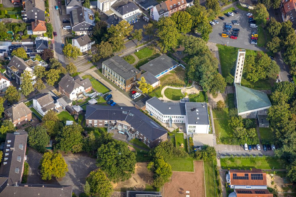 Dorsten from the bird's eye view: Building complex of the education and training center Familienbildungsstaette Paul-Gerhard-Haus and Augustaschule An of Londwehr in the district Hervest in Dorsten in the state North Rhine-Westphalia, Germany