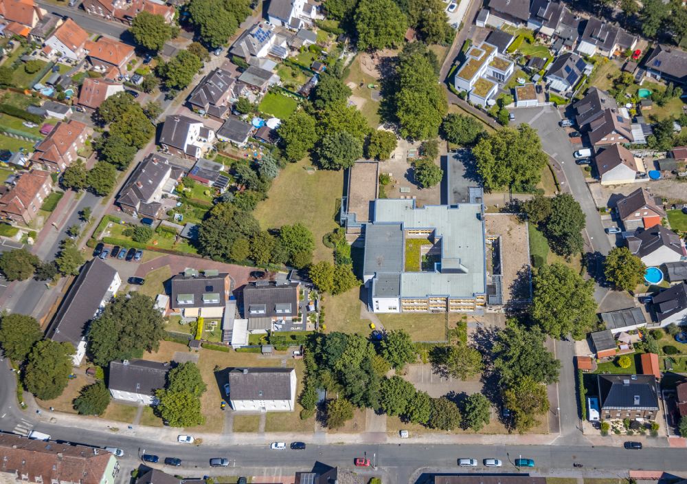 Aerial image Dorsten - Building complex of the education and training center Familienbildungsstaette Paul-Gerhard-Haus and Augustaschule An of Londwehr in the district Hervest in Dorsten in the state North Rhine-Westphalia, Germany