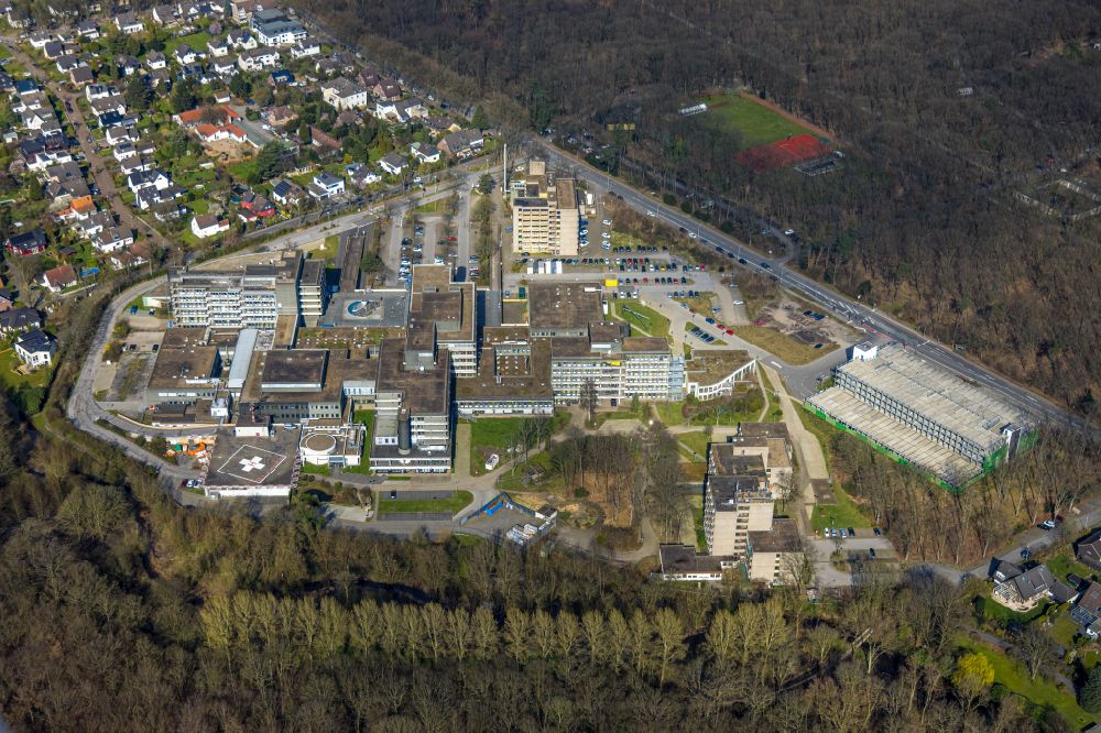 Aerial image Duisburg - Building complex of the education and training center Therese-Valerius-Akademie fuer Gesundheitsberufe Duisburg e.V. Zu den Rehwiesen in the district Wanheimerort in Duisburg in the state North Rhine-Westphalia, Germany
