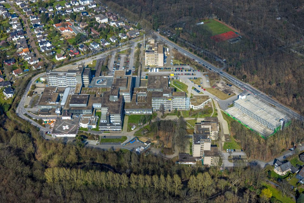 Aerial photograph Duisburg - Building complex of the education and training center Therese-Valerius-Akademie fuer Gesundheitsberufe Duisburg e.V. Zu den Rehwiesen in the district Wanheimerort in Duisburg in the state North Rhine-Westphalia, Germany