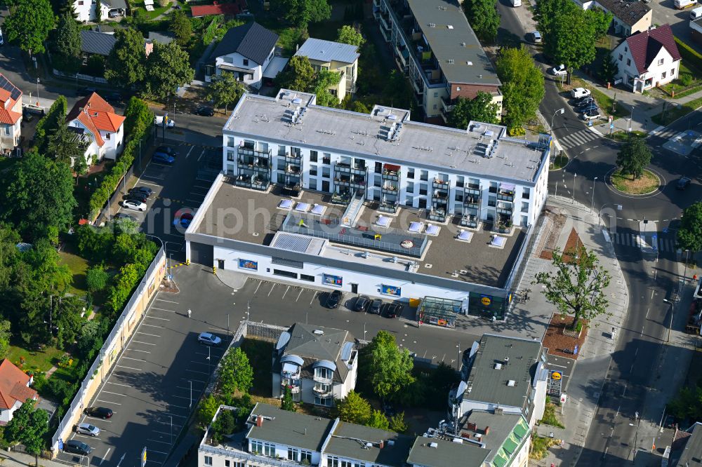 Aerial image Berlin - Complex of the LIDL - shopping center on street Giesestrasse corner Hoenoer Strasse in the district Mahlsdorf in Berlin, Germany