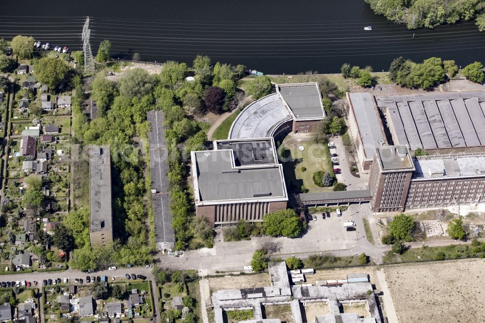 Aerial image Berlin - The radio station in Berlin Treptow-Koepenick Nalepastrasse. The radio station was built in the 1950s on the River Spree and served until the turn as a broadcast center for all national GDR radio station. Since 2007, the building used again, providing recording studios, Bueroflaeschen, rehearsal rooms and meeting rooms to rent