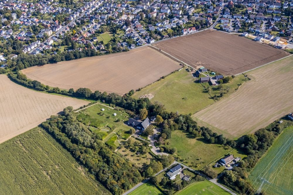 Aerial photograph Holzwickede - Homestead of a farm of Emscherquellhof on Quellenstrasse in the district Aplerbeck in Holzwickede in the state North Rhine-Westphalia, Germany