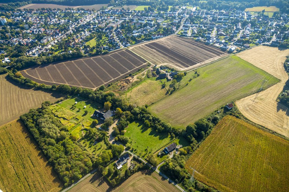 Holzwickede from the bird's eye view: Homestead of a farm of Emscherquellhof on Quellenstrasse in the district Aplerbeck in Holzwickede in the state North Rhine-Westphalia, Germany