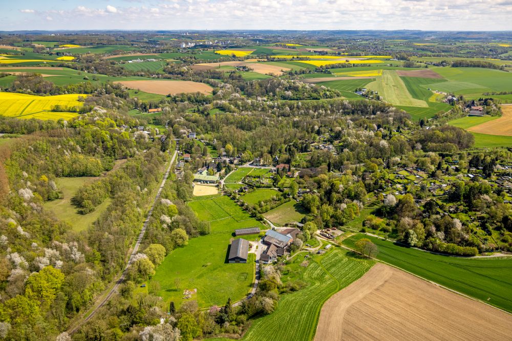 Aerial photograph Homberg - Homestead and farm outbuildings on the edge of agricultural fields on street Hofermuehle in Homberg at Ruhrgebiet in the state North Rhine-Westphalia, Germany