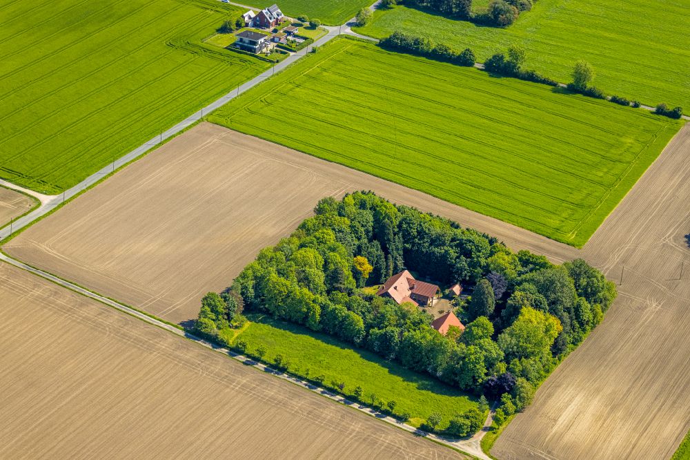 Aerial photograph Kirchhellen - Homestead and farm outbuildings on the edge of agricultural fields on street Grueteringsfeld in Kirchhellen at Ruhrgebiet in the state North Rhine-Westphalia, Germany