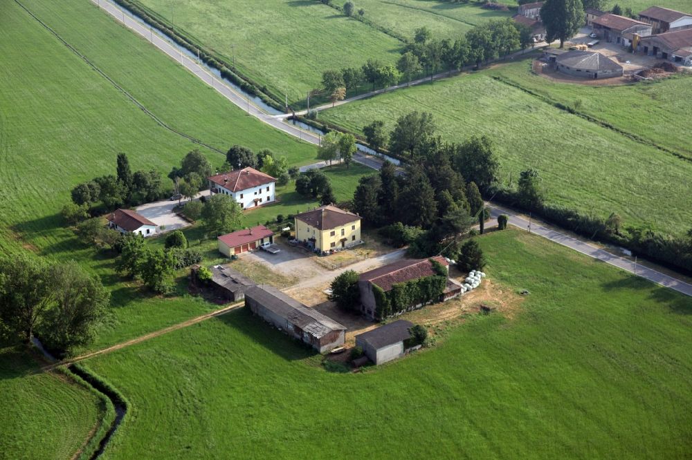 Aerial photograph Massimbona - Homestead of a farm in Massimbona in the Lombardy, Italy