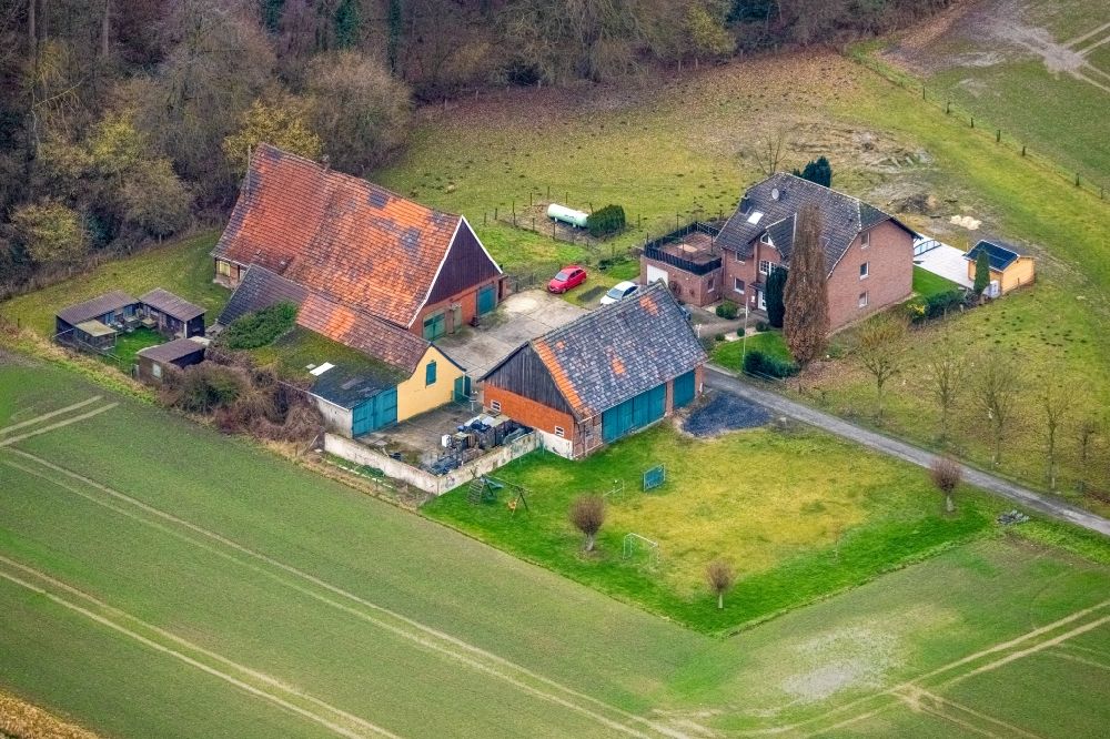 Bockum-Hövel from the bird's eye view: Homestead and farm outbuildings on the edge of agricultural fields Mesenmark in Bockum-Hoevel at Ruhrgebiet in the state North Rhine-Westphalia, Germany
