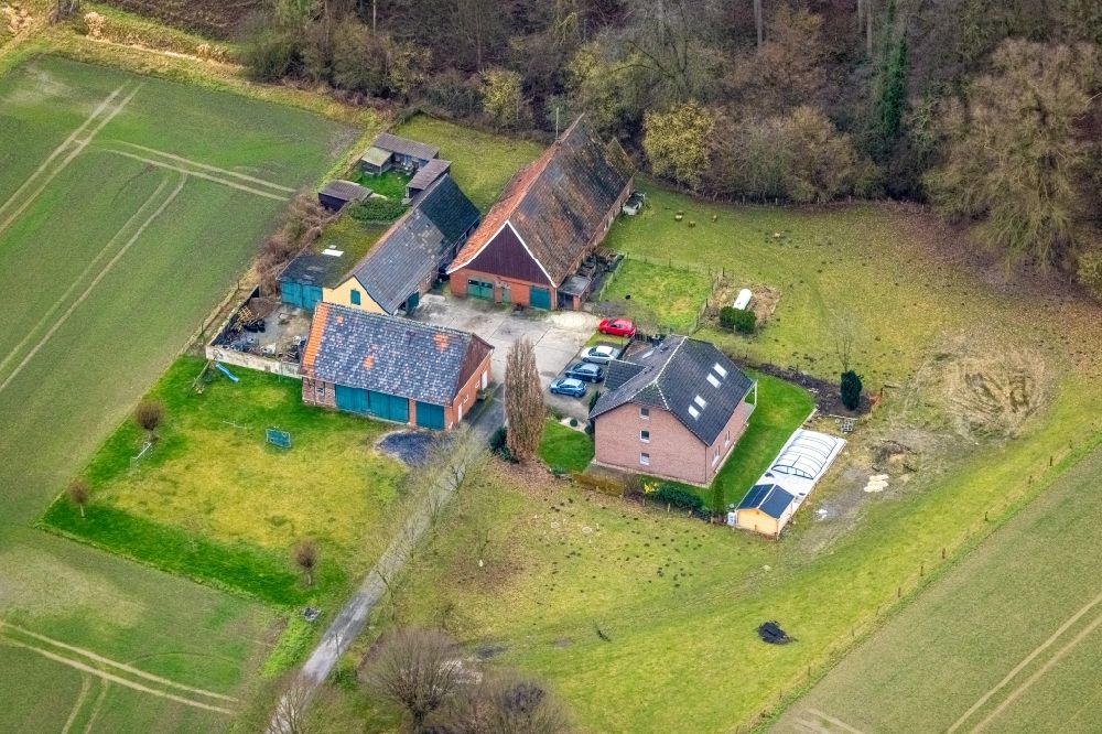 Aerial image Bockum-Hövel - Homestead and farm outbuildings on the edge of agricultural fields Mesenmark in Bockum-Hoevel at Ruhrgebiet in the state North Rhine-Westphalia, Germany