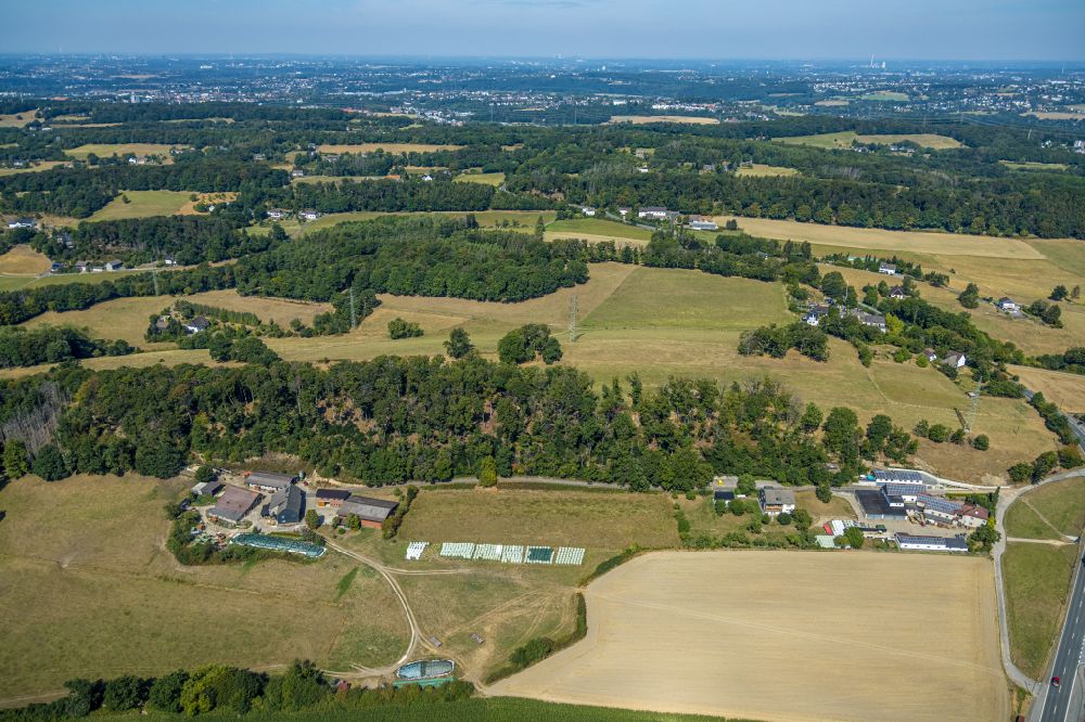 Aerial photograph Osterhöfgen - Homestead and farm outbuildings on the edge of agricultural fields in Osterhöfgen in the state North Rhine-Westphalia, Germany